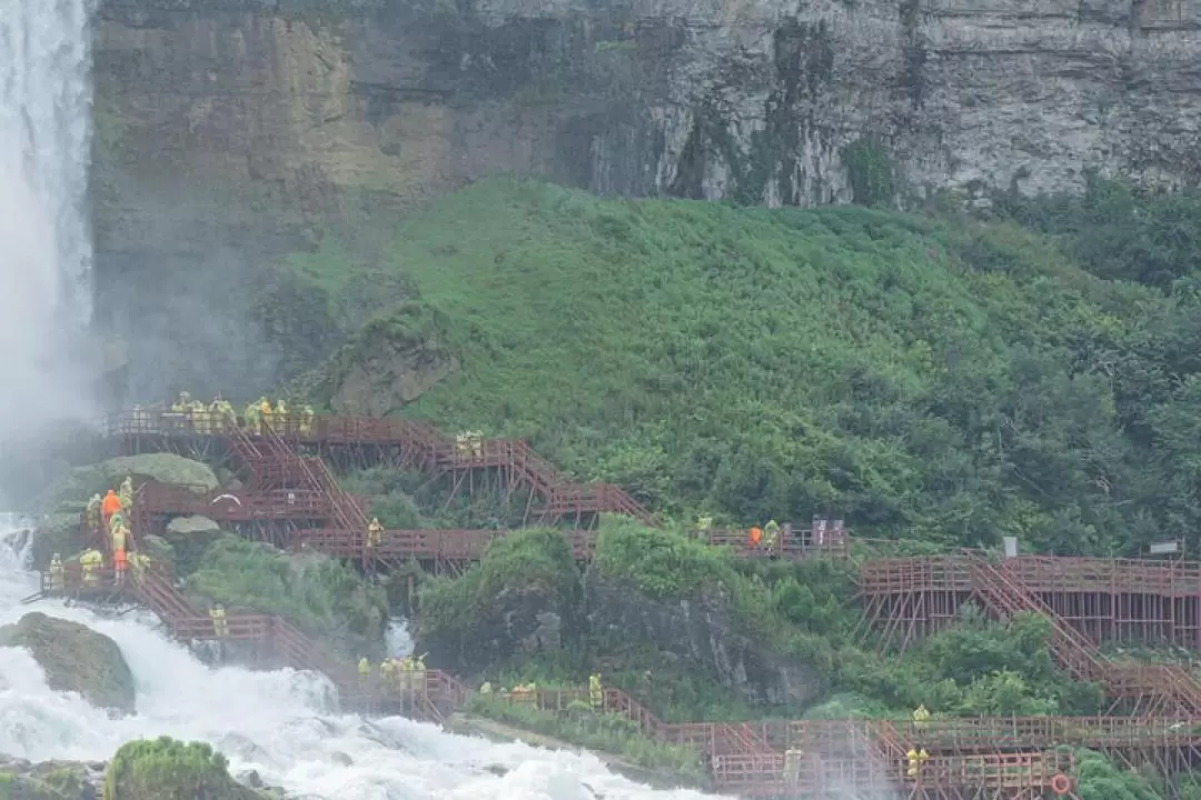 Niagara Falls Tour and Skip-the-Line Cave of the Winds Admission