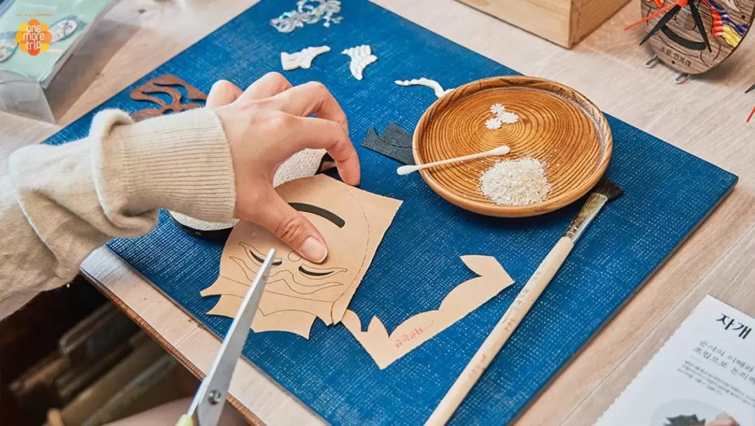 Traditional Mask & Owl-shaped Clock Making Experience