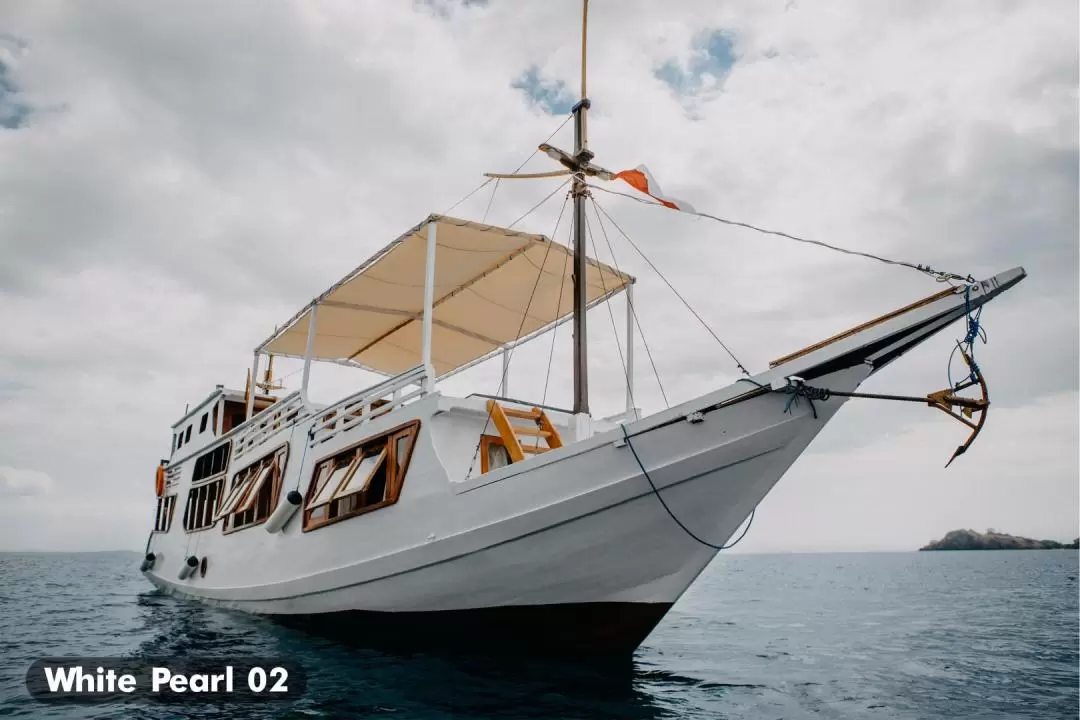 White Pearl 02 Phinisi Sailing Komodo Liveaboard from Labuan Bajo