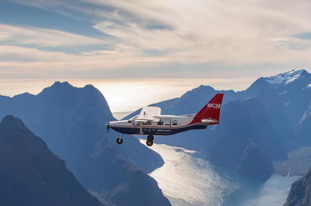 Milford Sound Scenic Flyover from Queenstown