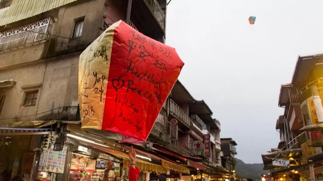 Yehliu, Jiufen, Shifen One-day Tour with Hotel-pick up