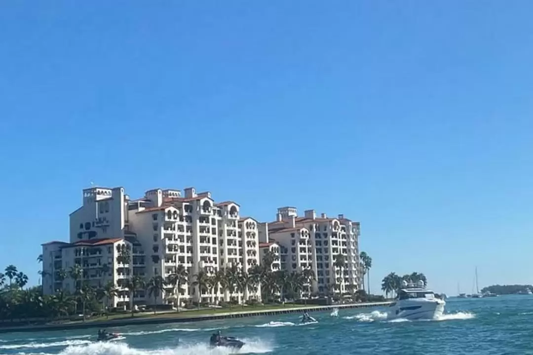 Miami Skyline, South Beach Millionaire Homes & Venetian Islands Cruise Tour