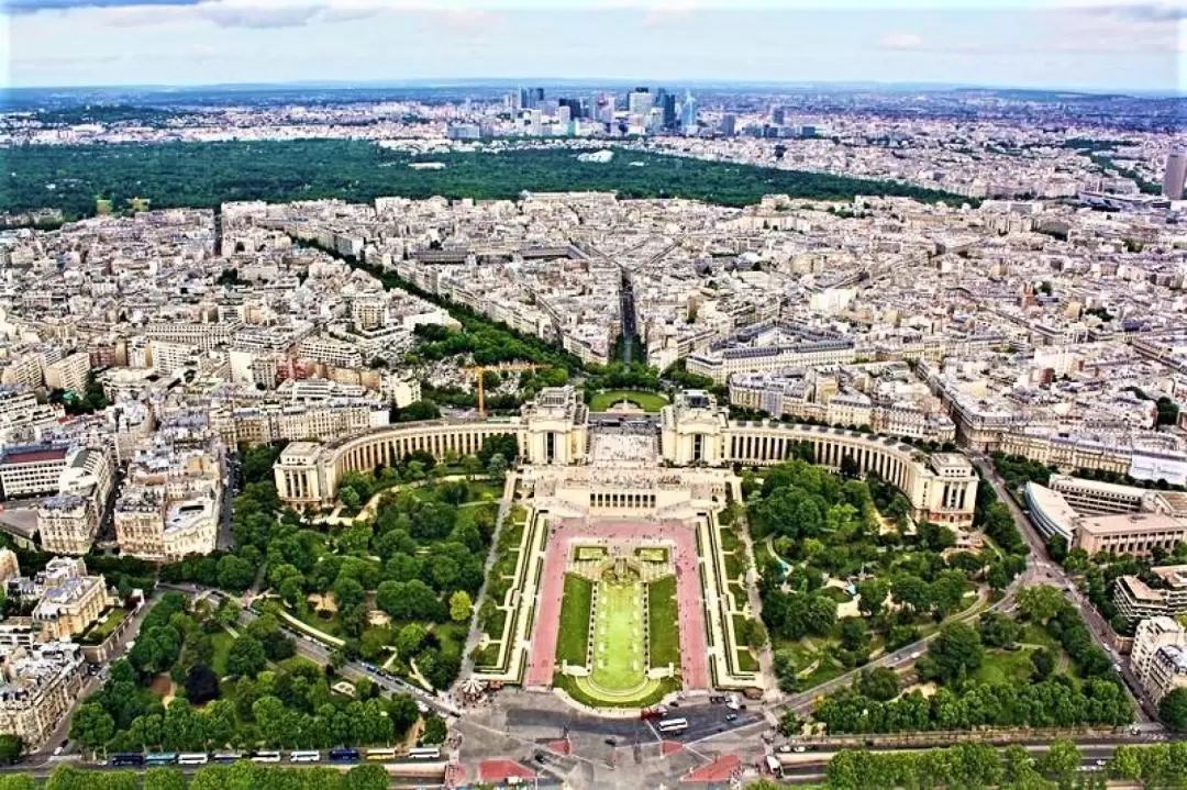 Eiffel Tower Hosted Morning Tour in Paris