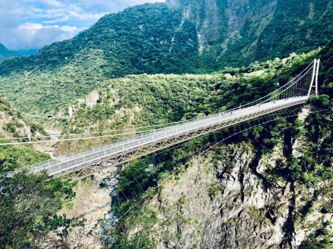 Hualien: Taroko National Park Day tour to Shanyue Suspension Bridge & Baiyang Trail & Tunnel of Nine Turns