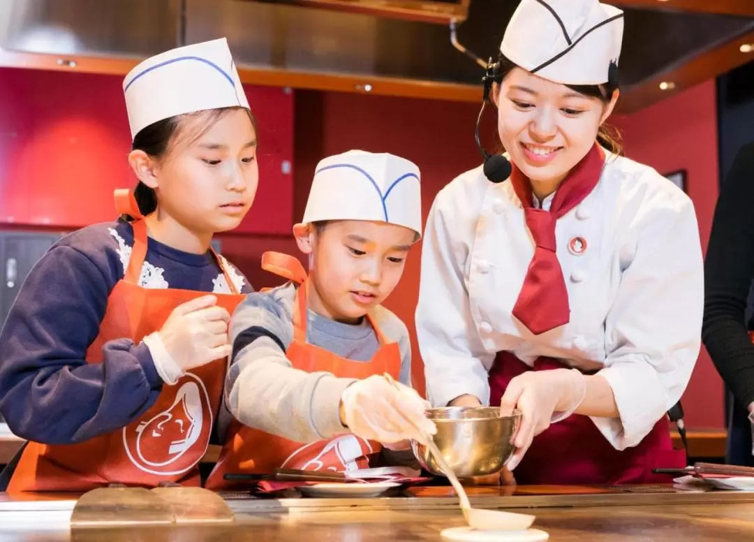 Hiroshima No.1 food!! Okonomiyaki-cooking experience