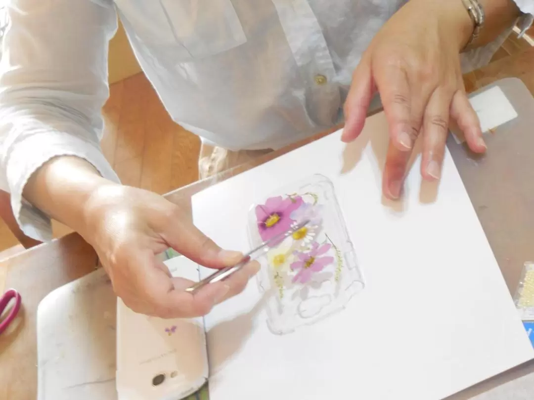 Pressed flower smartphone case making experience (Tokyo)