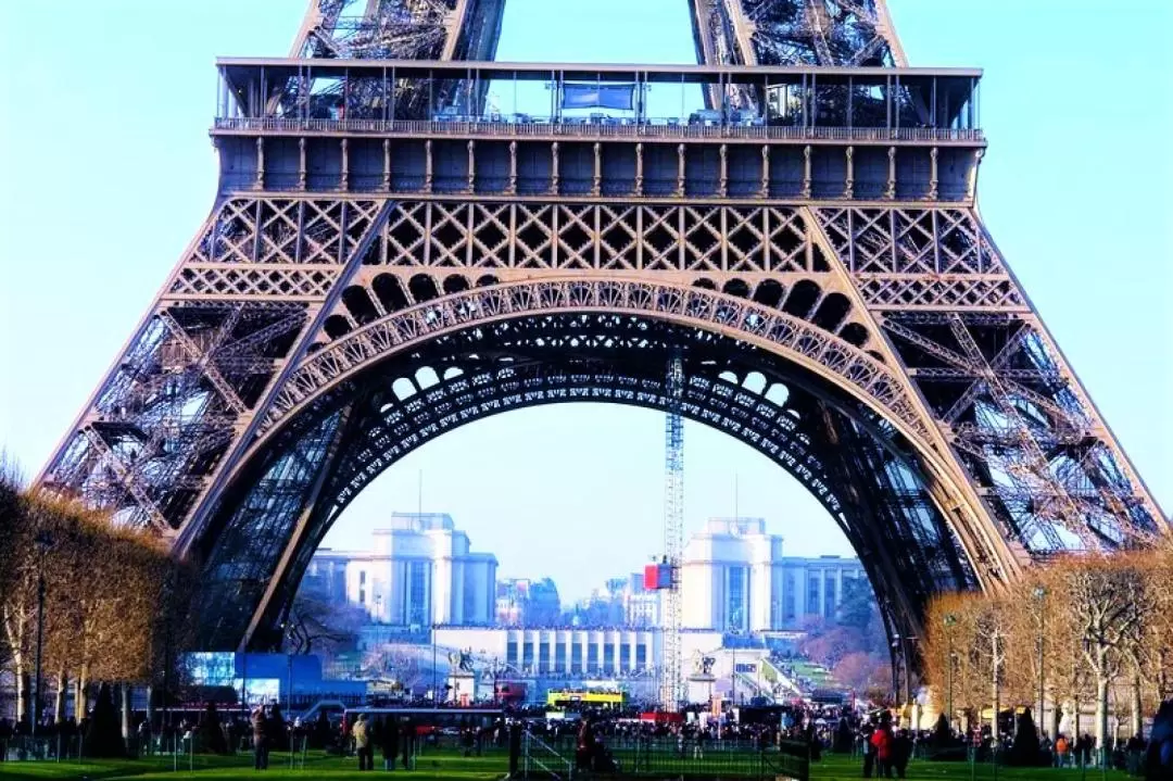 Eiffel Tower Hosted Morning Tour in Paris