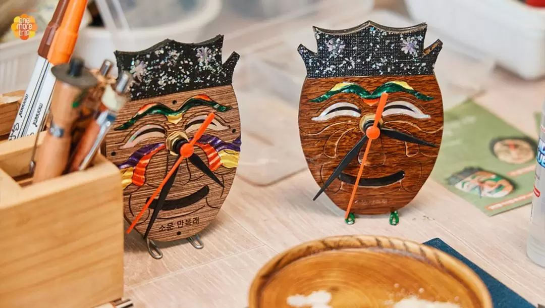 Traditional Mask & Owl-shaped Clock Making Experience