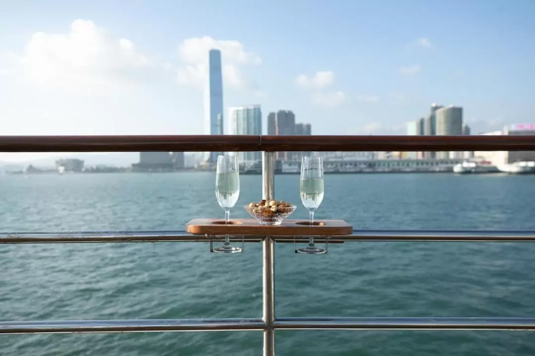 Oriental Pearl Harbour Cruise in Hong Kong (inclu. Snacks & Drinks onboard)