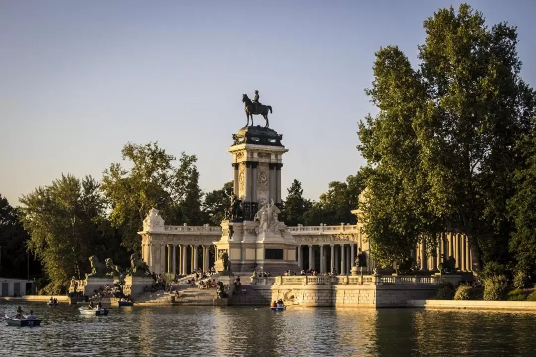 Retiro Park and Cibeles Palace Walking Tour in Madrid