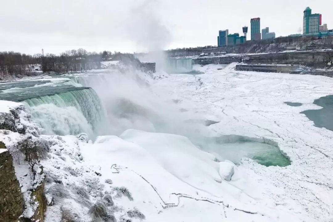 New York, Niagara Falls Christmas 2-Hour Tour with Santa