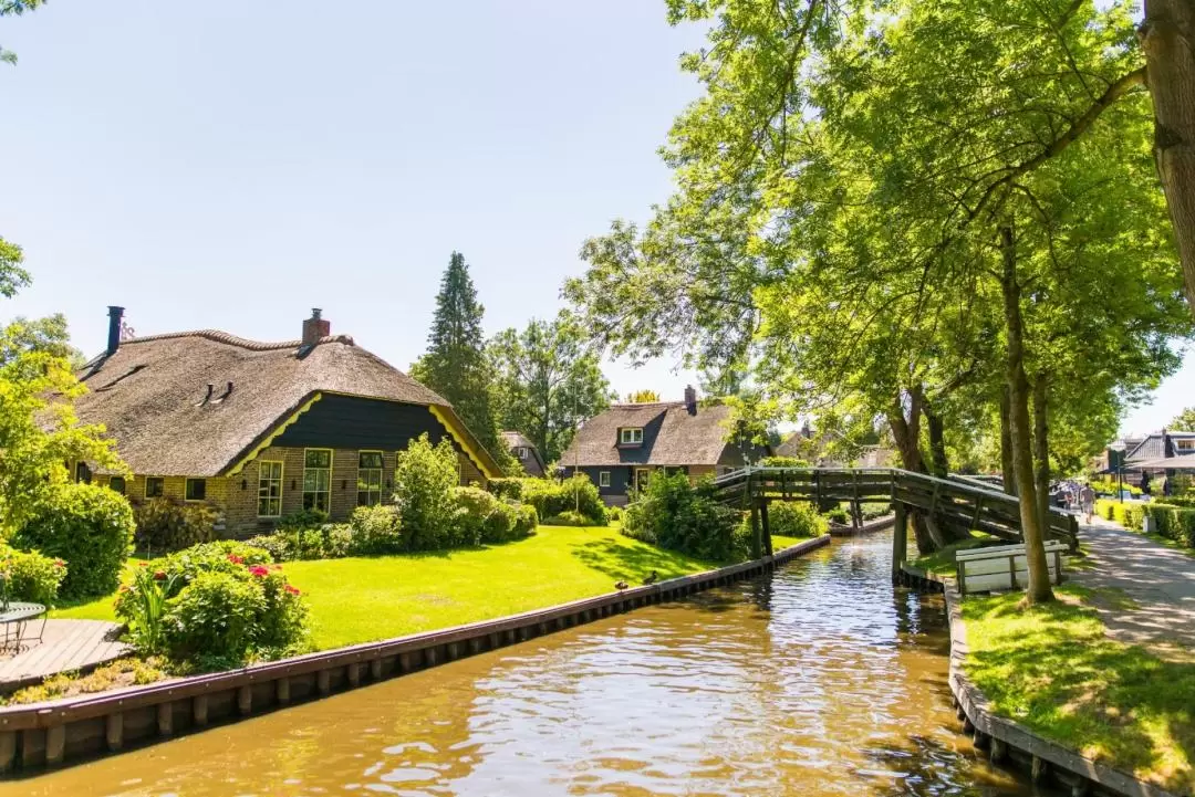 Giethoorn and Enclosing Dike Tour with Traditional Boat Cruise