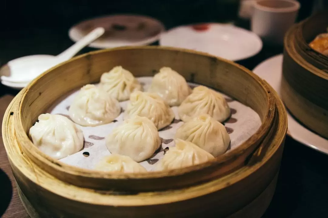 Taipei at Night: Din Tai Fung Dinner & Raohe Street Night Market Guided Tour