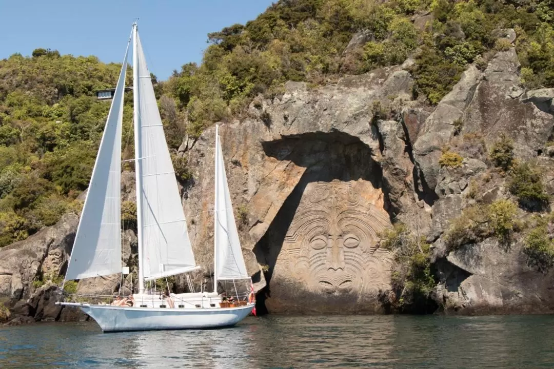 Eco Sailing to the Maori Carvings