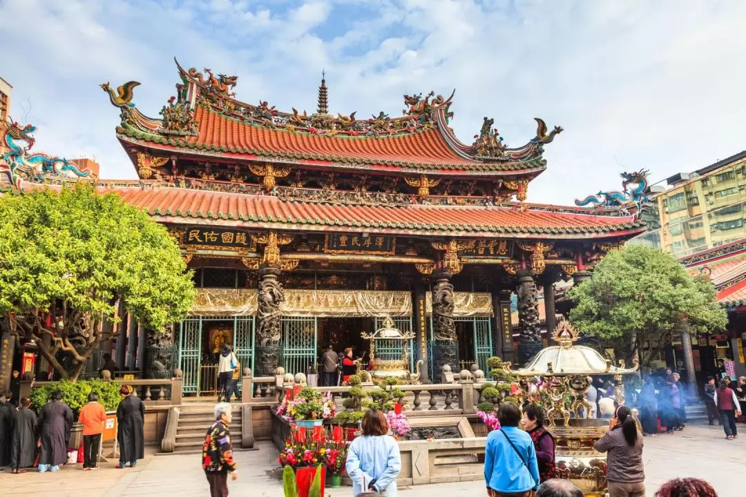 Longshan Temple Walking Tour in Taipei