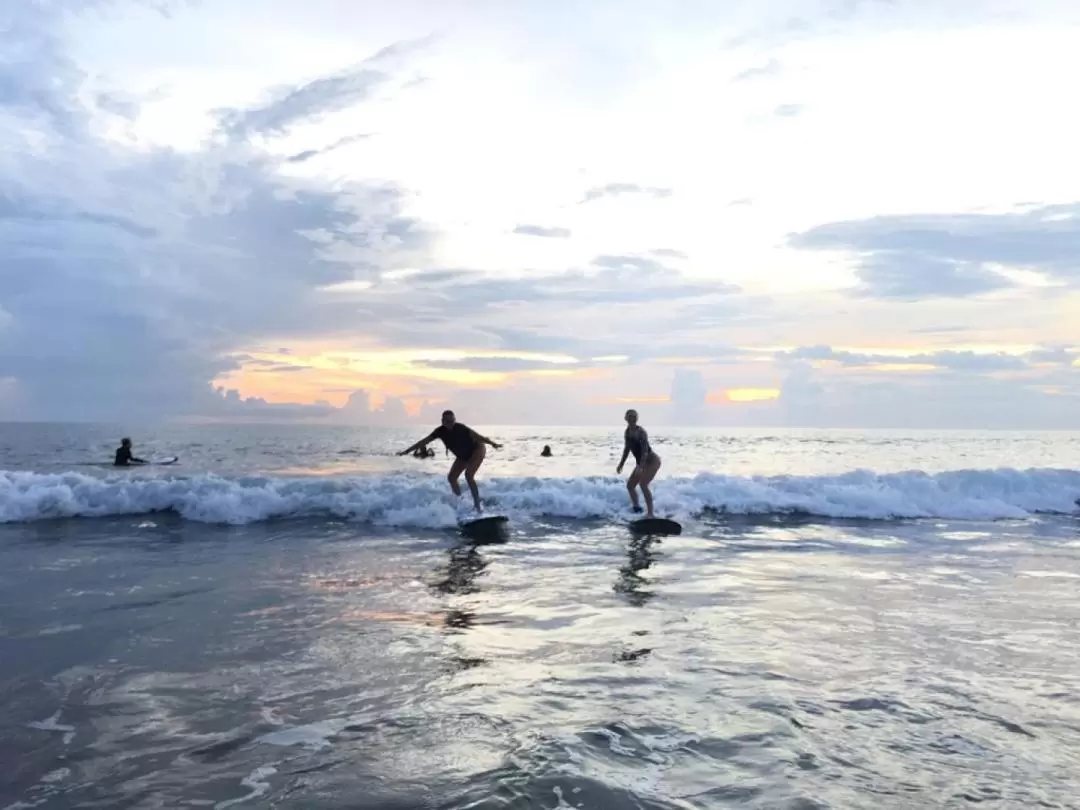 サーフィンレッスン（クタ / Daddy and Mom Surfing School提供）