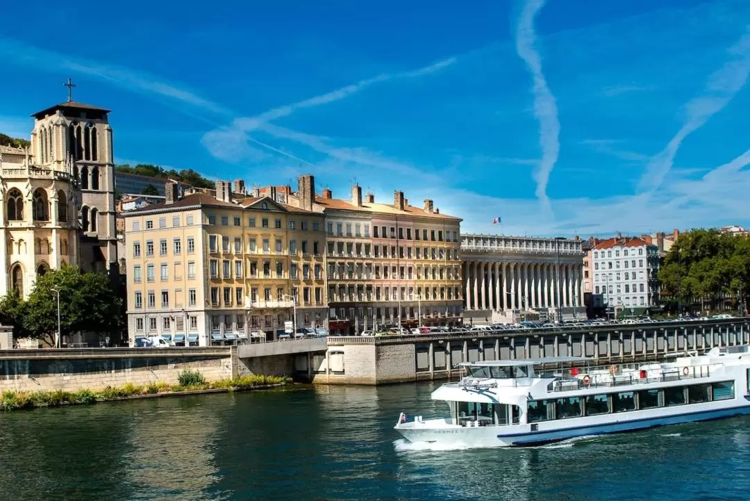  索恩河晚餐遊船巡航（Les Bateaux Lyonnais Hermes提供）