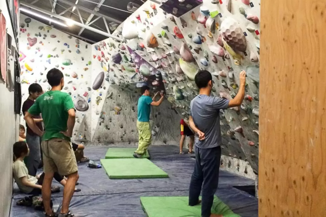 Bouldering Experience at Bouldering Gym Roca in Osaka