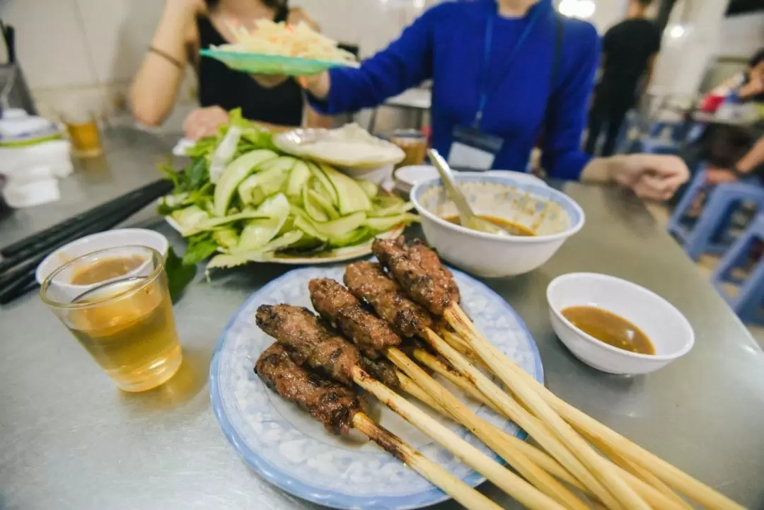 Food and Sightseeing Night Tour with Aodai Rider in Da Nang