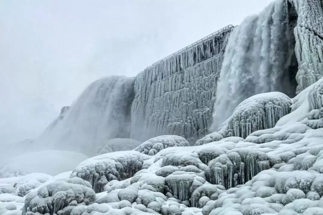 New York, Niagara Falls Christmas 2-Hour Tour with Santa