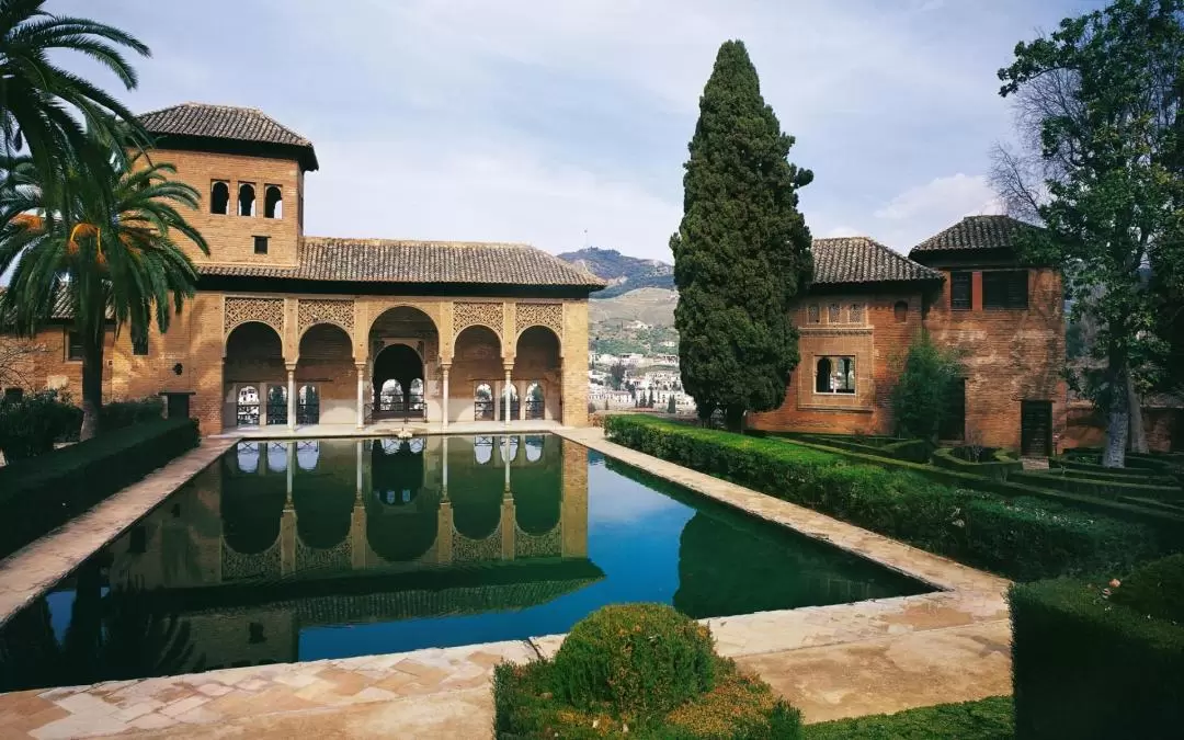 Alhambra, Generalife & Nasrid Palaces Guided Tour