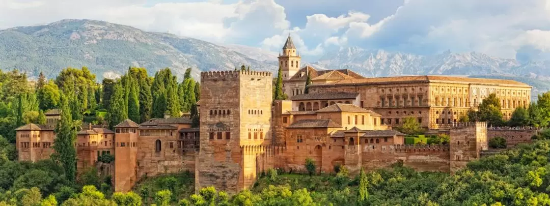 Granada Tour with Alhambra Palace and Generalife Gardens Entrance and Transfers