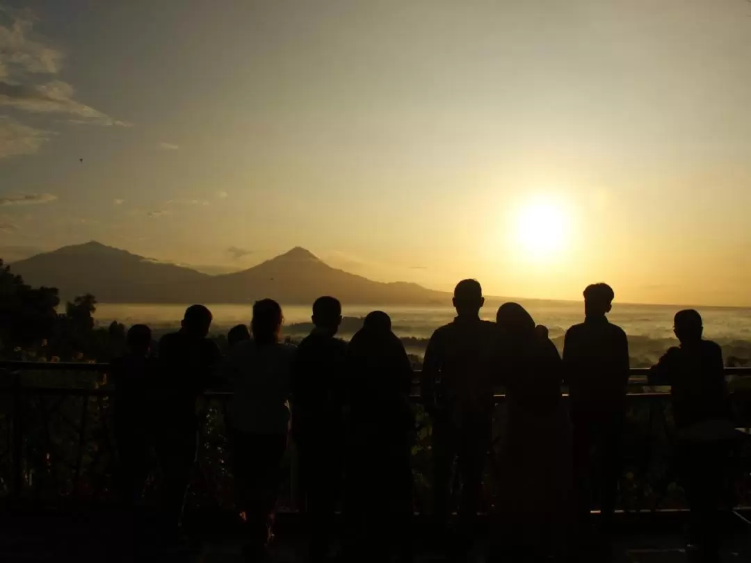 プントゥクセトゥンブヒル日の出・ボロブドゥール寺院・メラピ火山ジープ・プランバナン寺院 日帰りツアー（ジョグジャカルタ発）