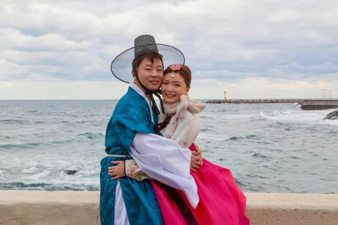 Jeju Hanbok Private Guide Tour + Photo Session in Yongduam Rock