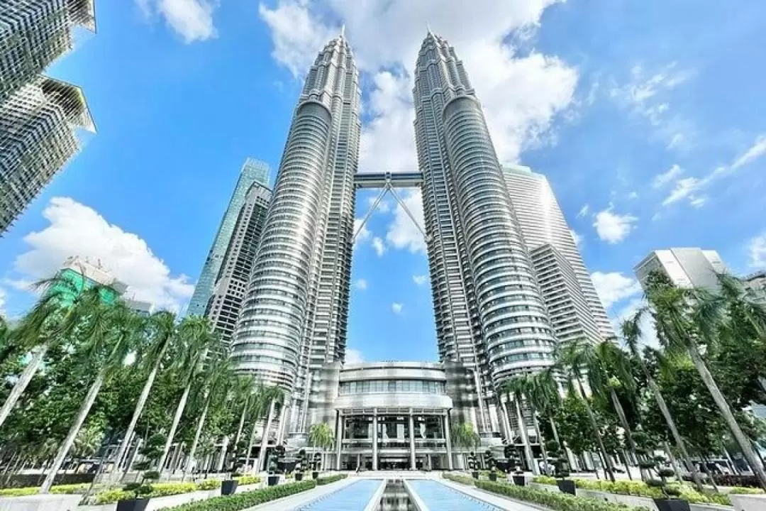 Luxury First-class Bus: Kuala Lumpur Fully-guided Day Tour from Singapore