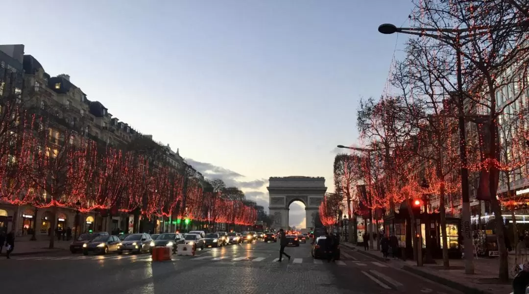 Christmas Walking Tour of Champs Elysées and the Arc de Triomphe in Paris