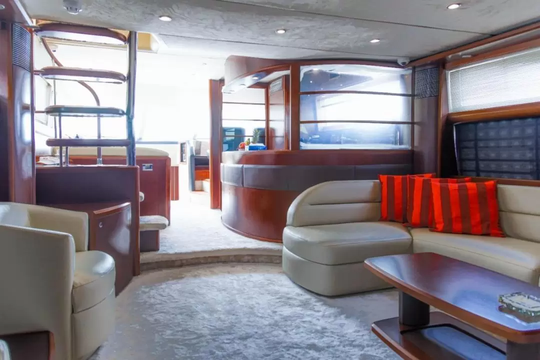 Private Luxury Yacht Experience in Dubai