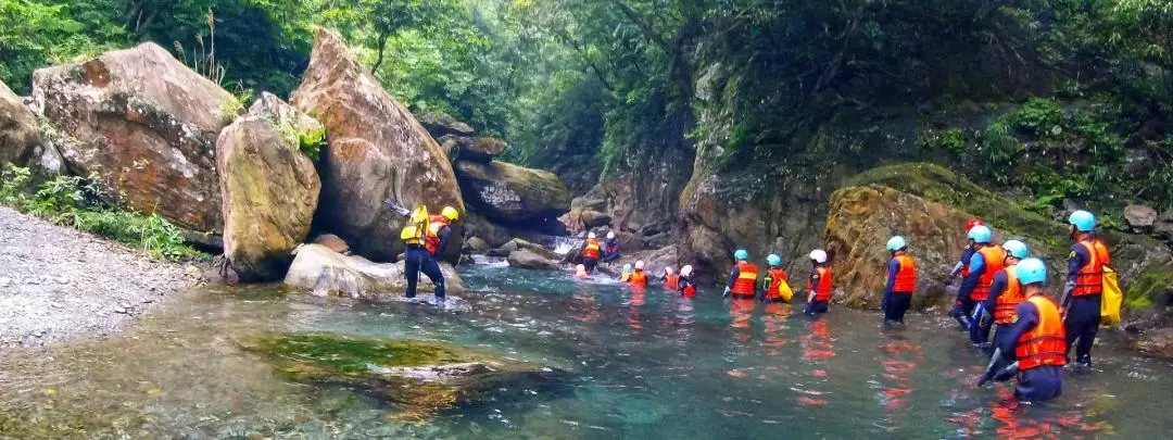 宜蘭｜南澳金岳瀑布溯溪跳水體驗