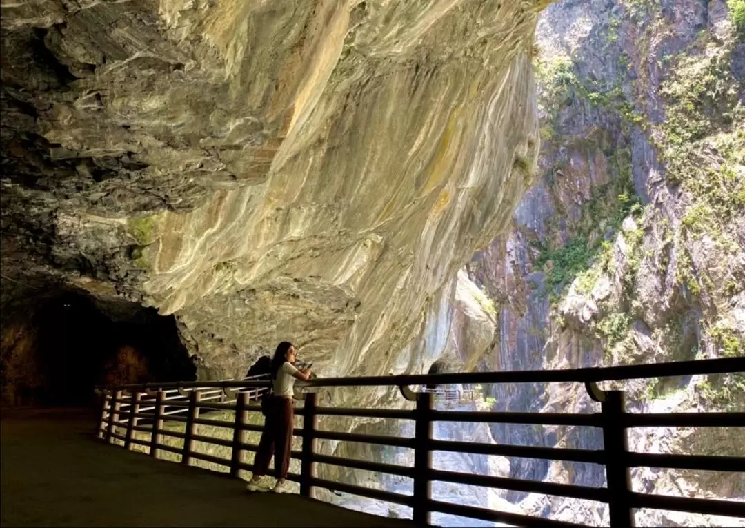 Hualien: Taroko National Park Day tour to Shanyue Suspension Bridge & Baiyang Trail & Tunnel of Nine Turns