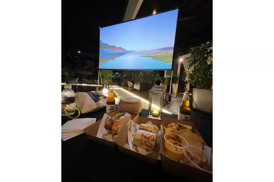 新加坡 Studio M 酒店2樓星空露台戶外電影院體驗（Cinewav 提供）
