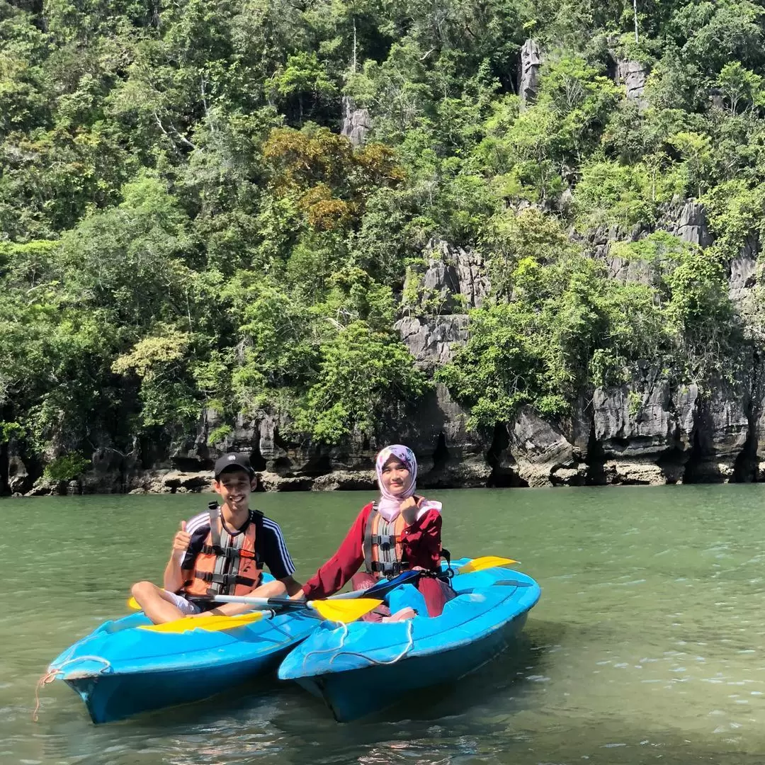 Private Mangrove Kayak Tour with Transfers and Meal in Langkawi