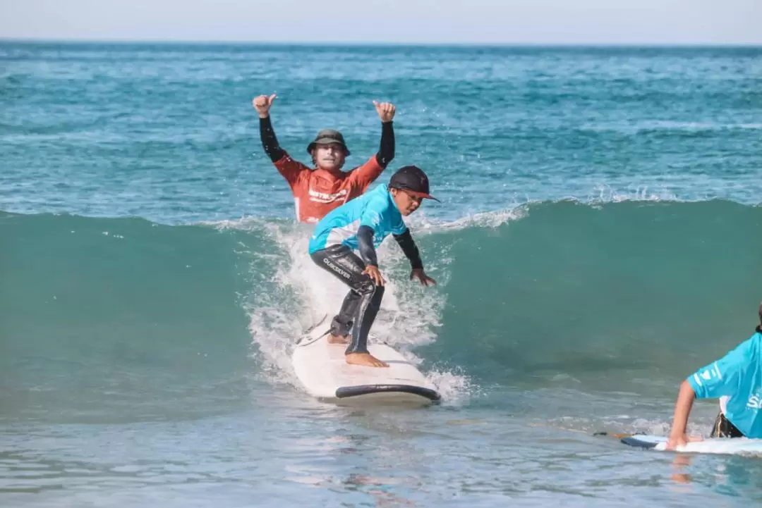 サーフィンレッスン（Aotearoa Surf School提供）