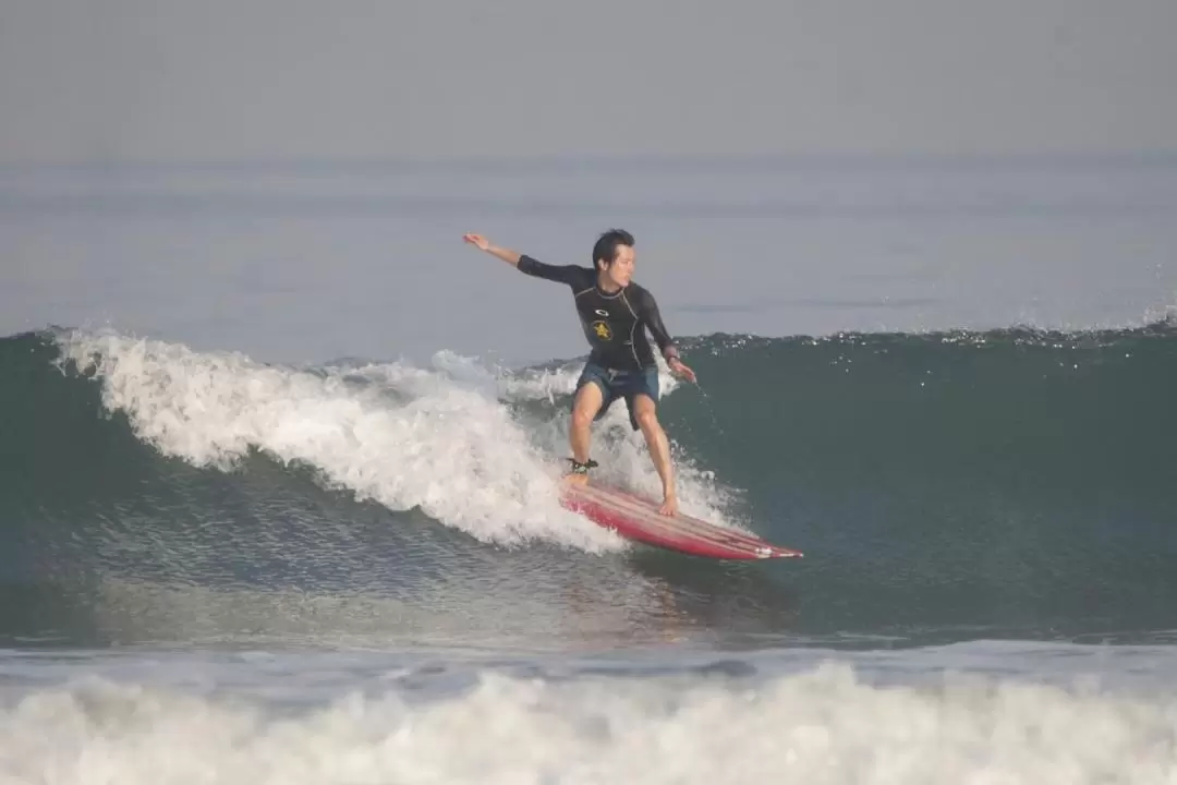 サーフィンレッスン（バリ / Odysseys Surf School提供）