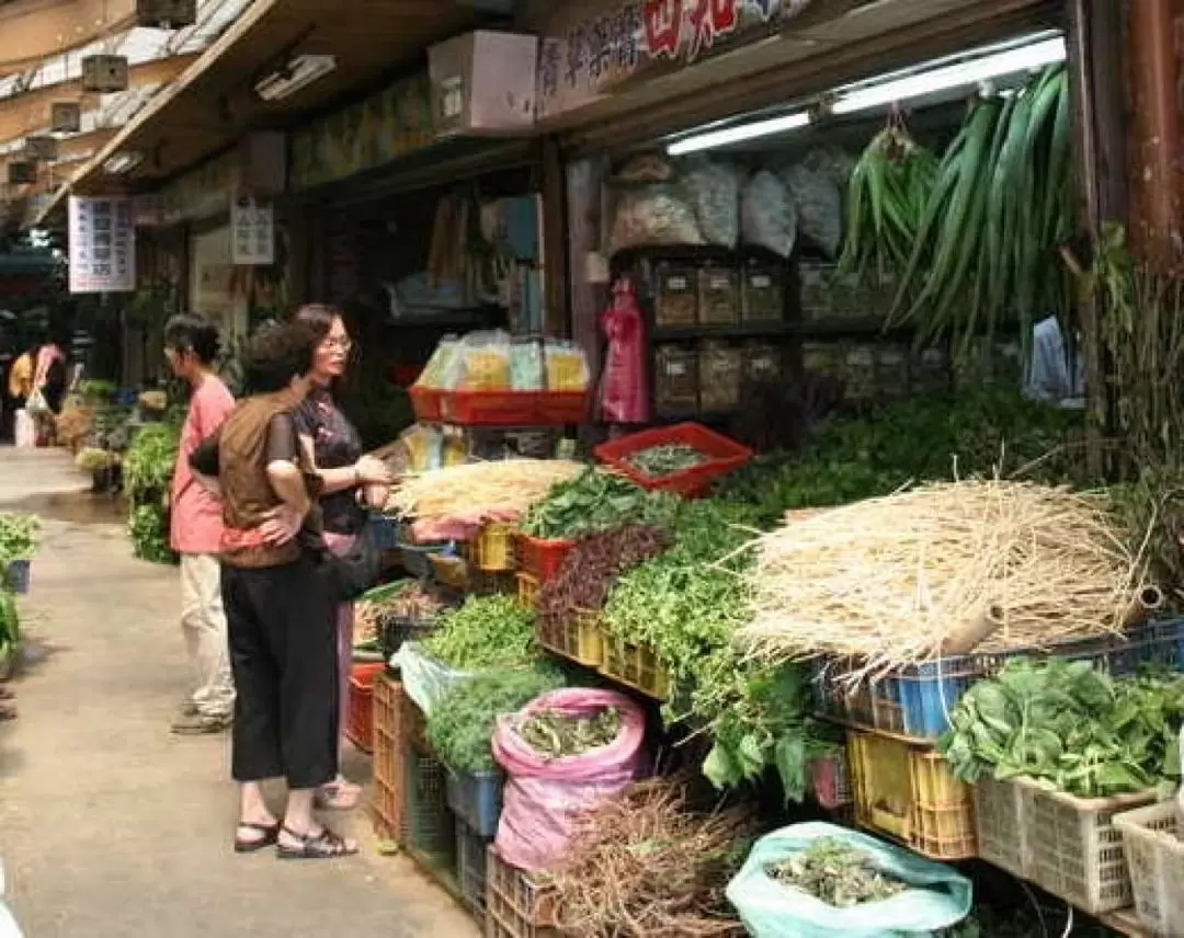 Longshan Temple Walking Tour in Taipei