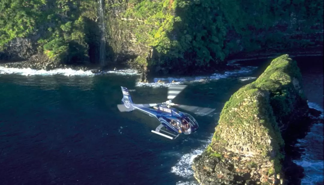 ヘリコプターツアー（マウイ島 / Blue Hawaiian Helicopters提供）