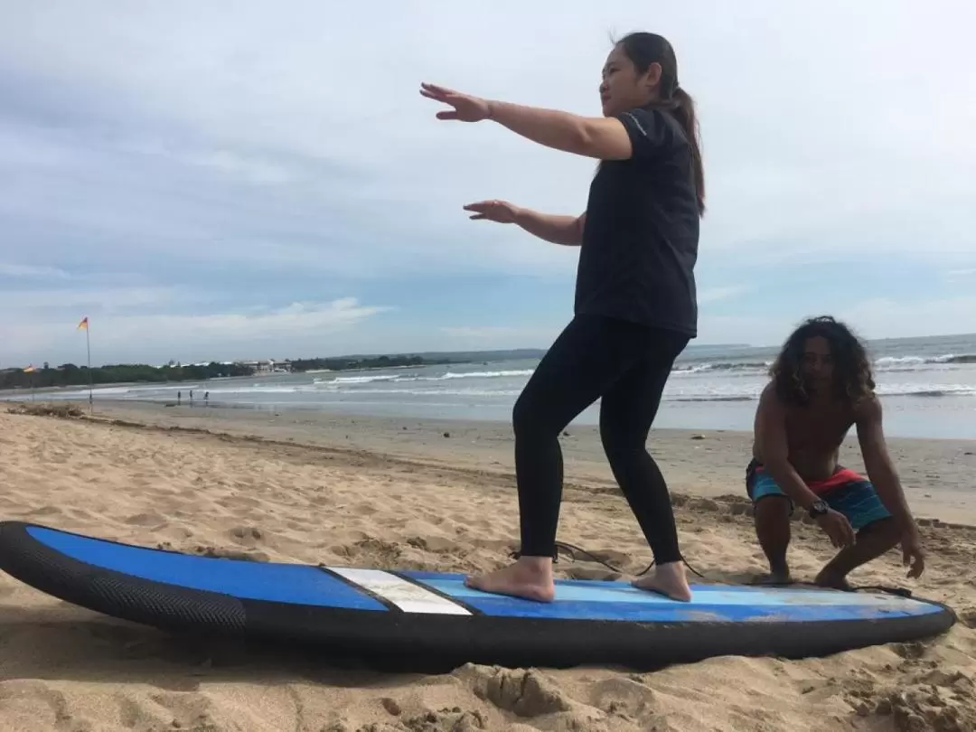 サーフィンレッスン（クタ / Daddy and Mom Surfing School提供）