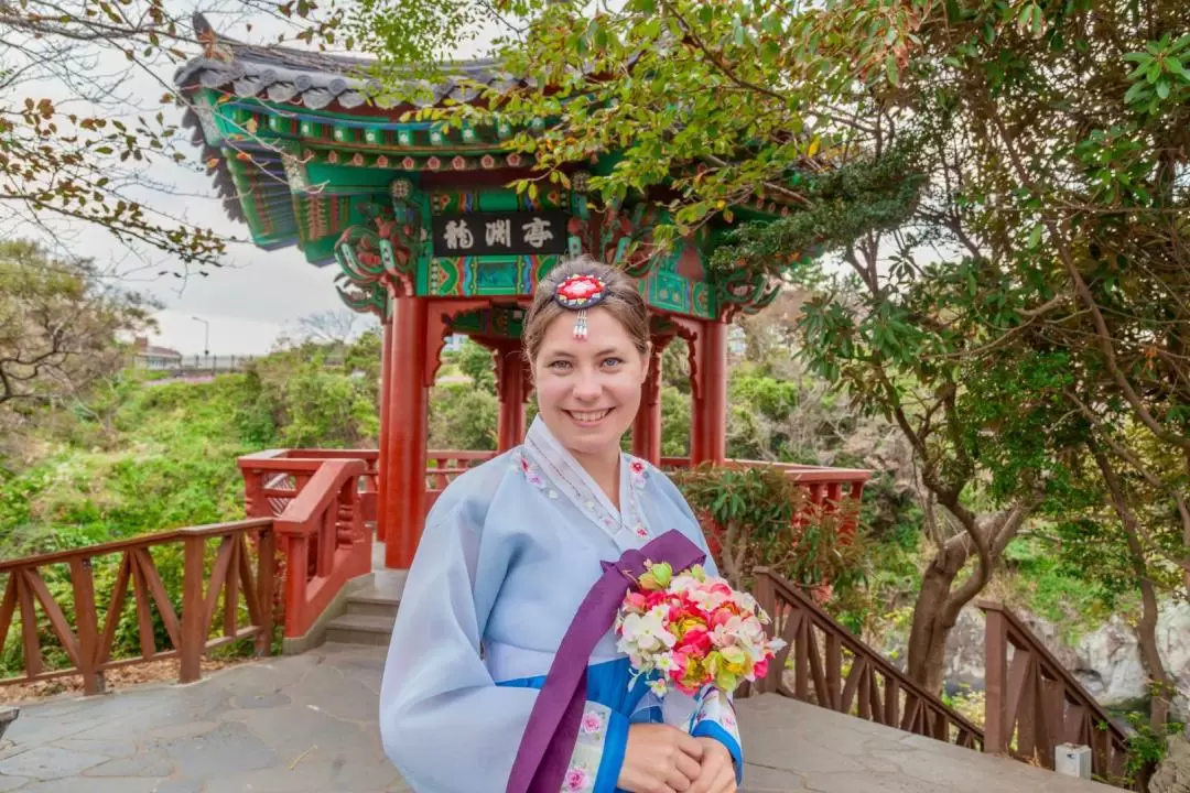 Jeju Hanbok Private Guide Tour + Photo Session in Yongduam Rock