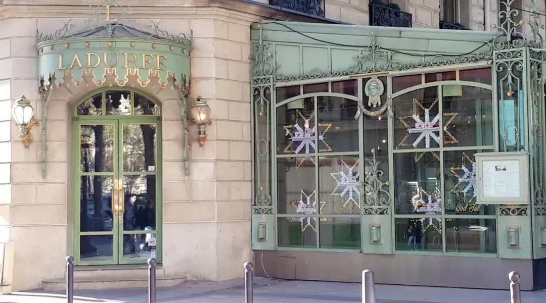 Christmas Walking Tour of Champs Elysées and the Arc de Triomphe in Paris