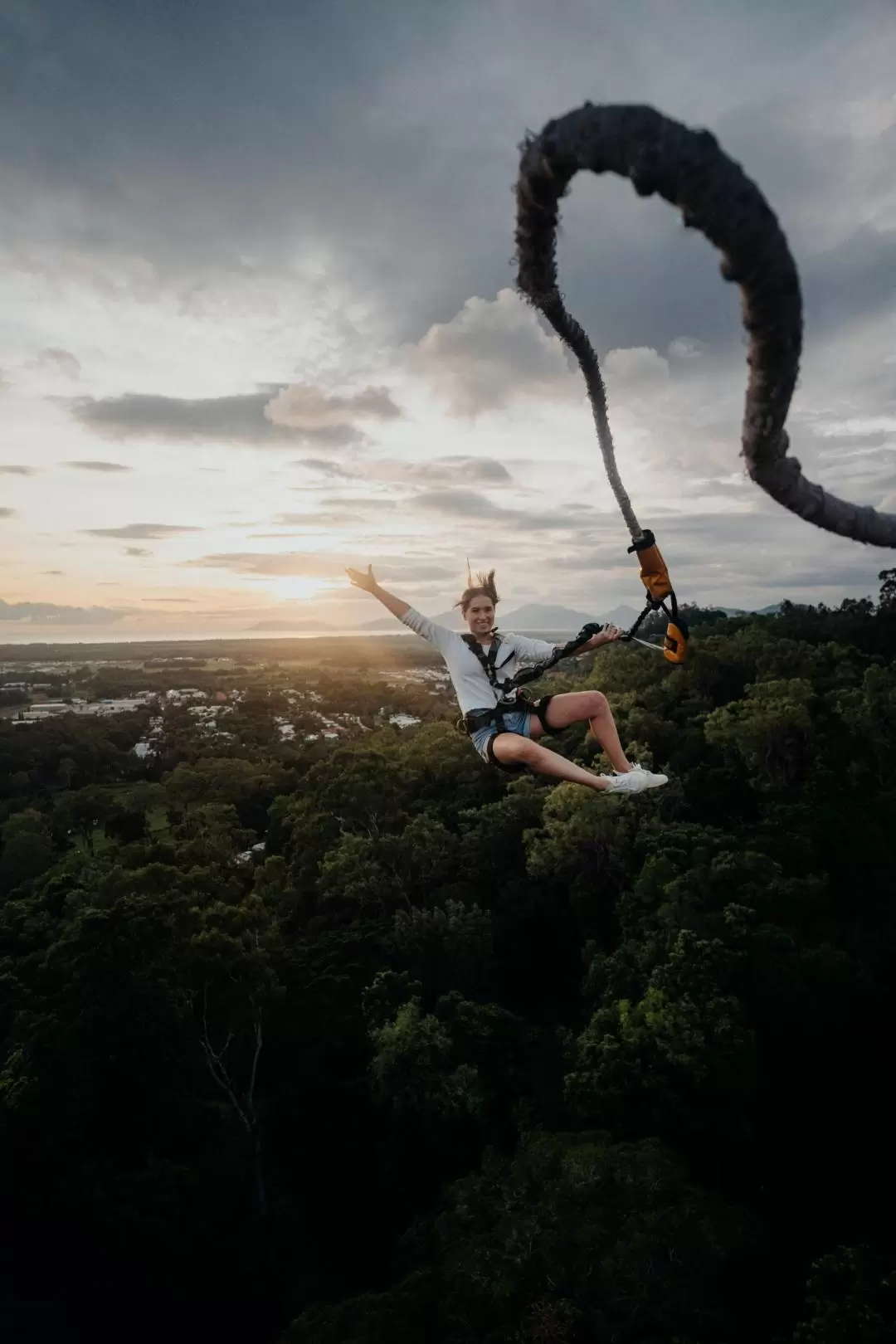 バンジージャンプ体験（ケアンズ / Skypark Cairns by AJ Hackett提供）