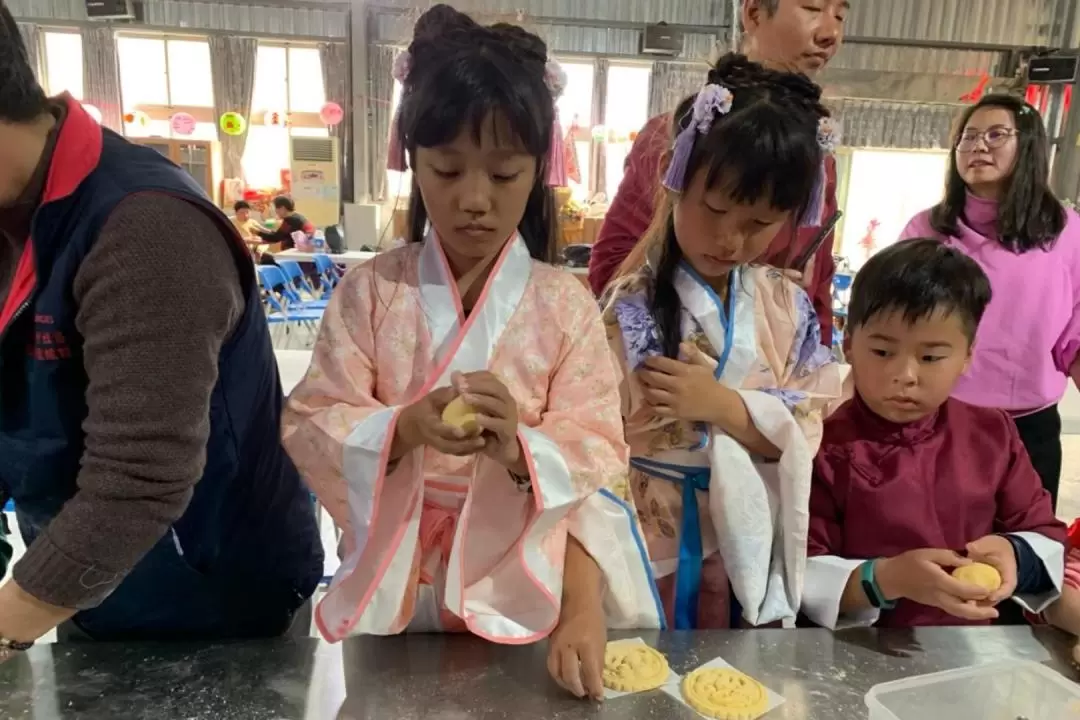 High Grain Red Tortoise Kueh DIY Experience and Zhongxiao Community Guided Tour in Kinmen