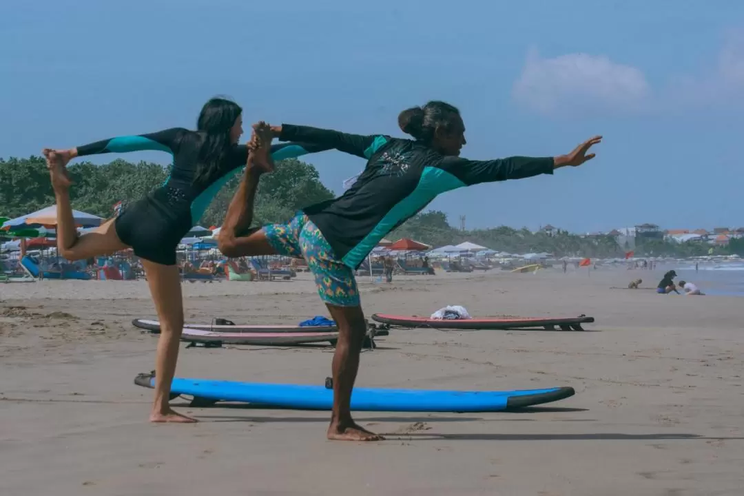 サーフィンレッスン（スミニャック / Nuna Surfing School提供）