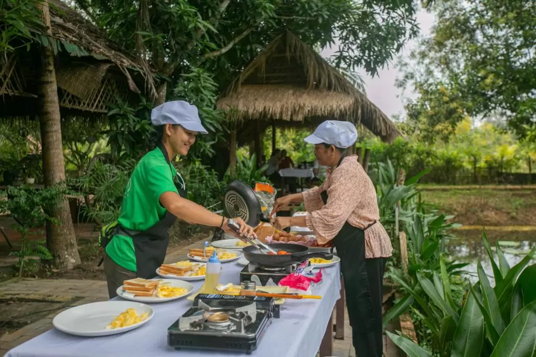 Angkor Wat Sunrise Bike Tour - inclusive Meals