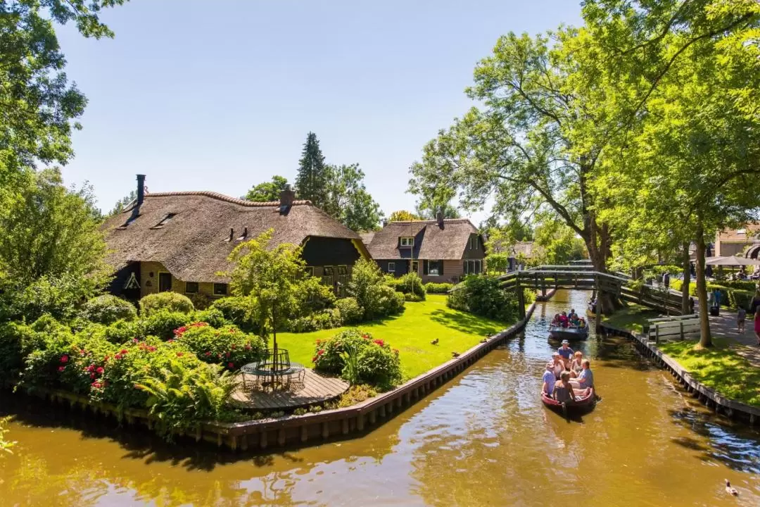 Giethoorn and Enclosing Dike Tour with Traditional Boat Cruise