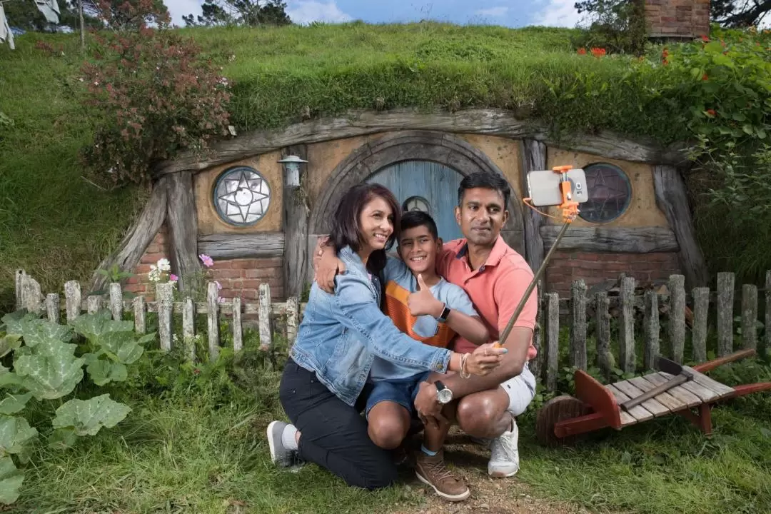 Hobbiton Day Tour from Rotorua with Optional Te Puia Admission