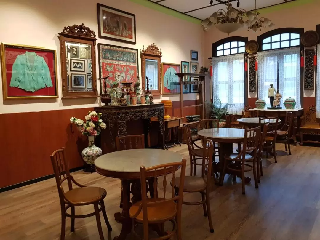 Peranakan Heritage Tour with Peranakan Tile Painting (5-Hour Tour with Peranakan Lunch)