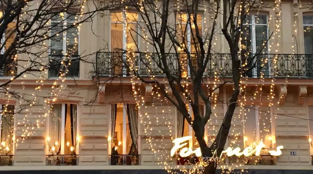 Christmas Walking Tour of Champs Elysées and the Arc de Triomphe in Paris